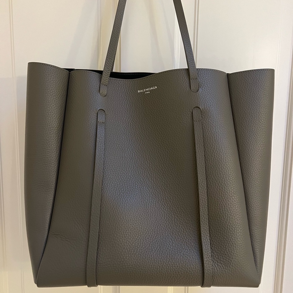 BALENCIAGA Veau Baltimore
Double Sided Small Everyday Tote in Gris Fossile.